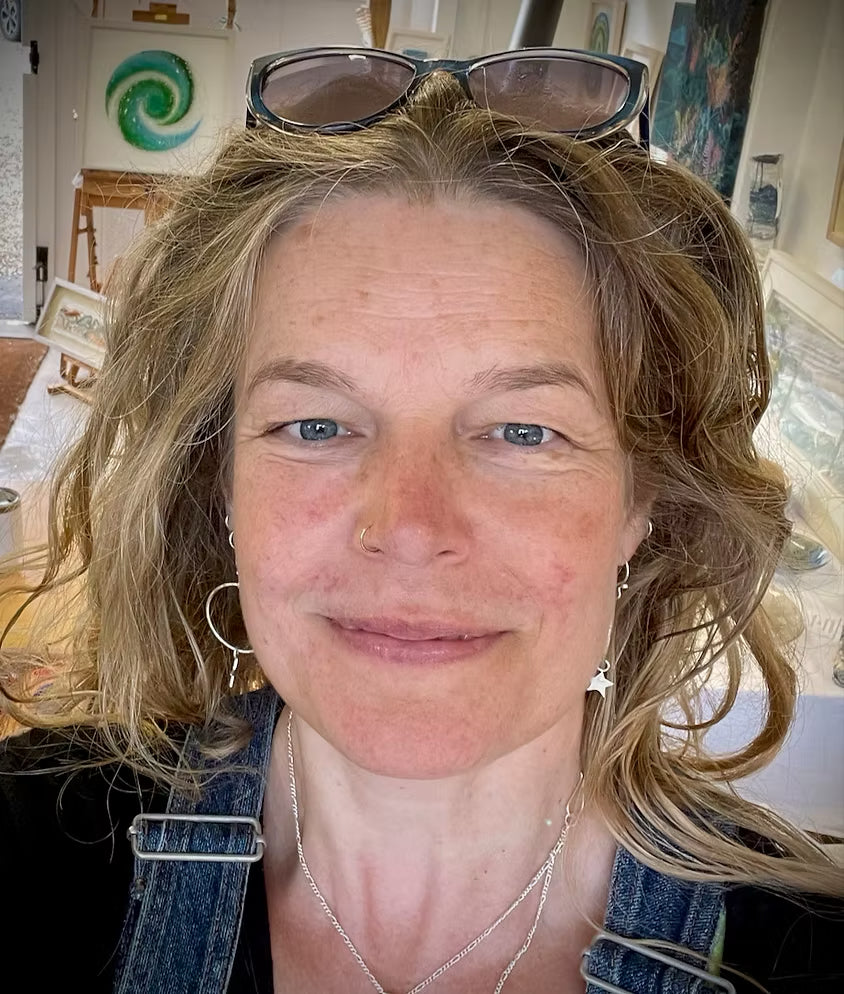 A picture of the artist Caroline Lewis